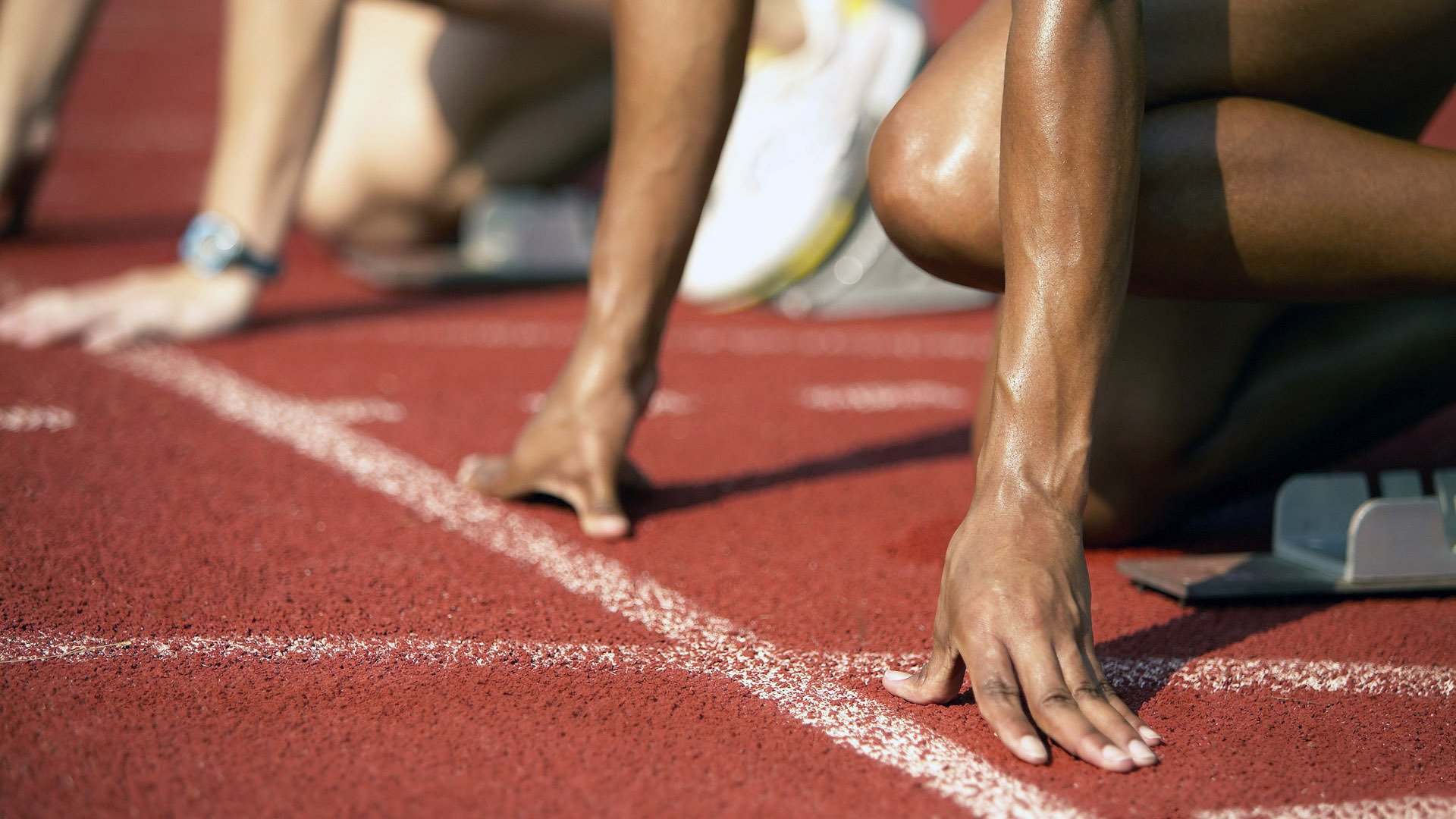 欧冠小组赛：曼城与拜仁在雨战中2比2握手言和 球员湿身抢镜